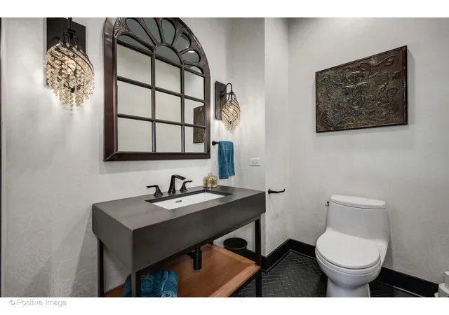 Homes for sale in Chicago, IL | 333 W Hubbard Street, Chicago, IL 60654 | Houzeo