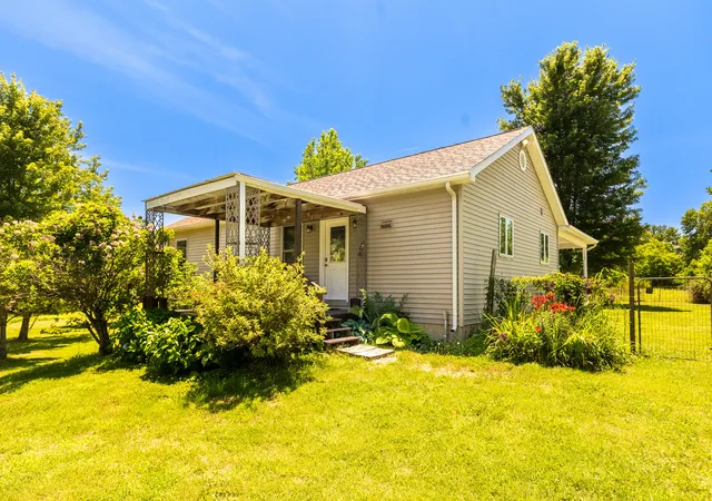 Homes for sale in Desoto, IL | 450 Clark School Rd, Desoto, IL 62924 | MLS# 12667731