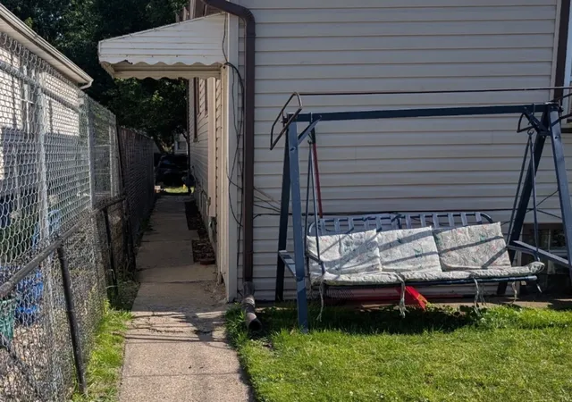 3rd image of 2054 York St, Blue Island, IL 60406 | MLS# 12667781