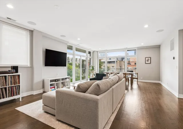 Homes for sale in Chicago, IL | 236 S Racine Ave #304, Chicago, IL 60607 | MLS# 12667897