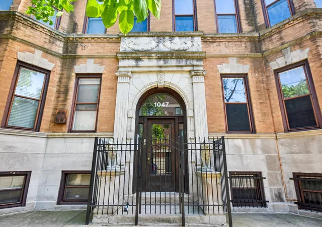 Listing Photo 4 - Condo for sale in building located at 1047 W Leland Ave, Chicago, IL 60640 - Unit #1W