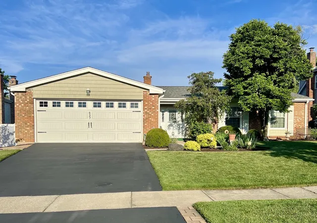 Homes for sale in Westmont, IL | 627 Oakwood Dr, Westmont, IL 60559 | MLS# 12668061