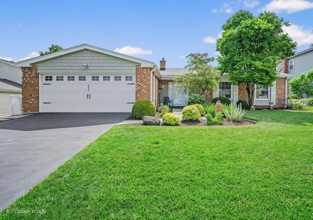 Homes for sale in Westmont, IL | 627 Oakwood Dr, Westmont, IL 60559 | MLS# 12668061