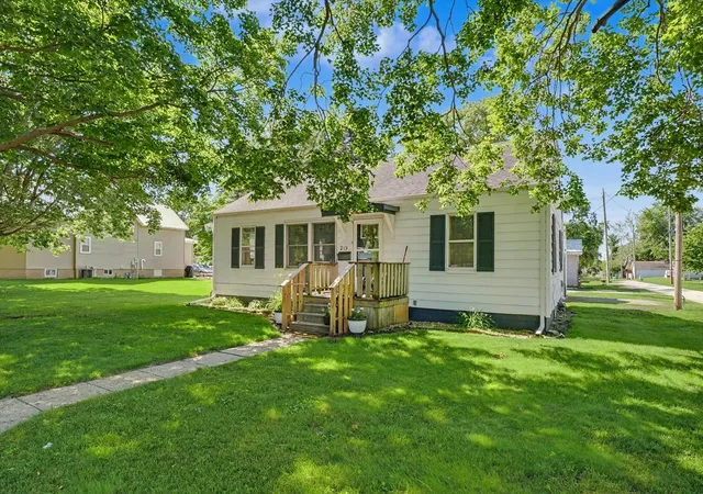 Photo 2 of Single family home for sale at 219 E 4th Street, Gibson City, IL 60936 | MLS# 12668066 | Listing updated on 2026-09-30