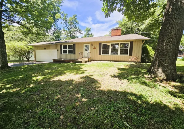 Homes for sale in Mt Vernon, IL | 705 Lake Park Rd, Mt Vernon, IL 62864 | MLS# 12668138