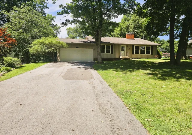 Homes for sale in Mt Vernon, IL | 705 Lake Park Rd, Mt Vernon, IL 62864 | MLS# 12668138