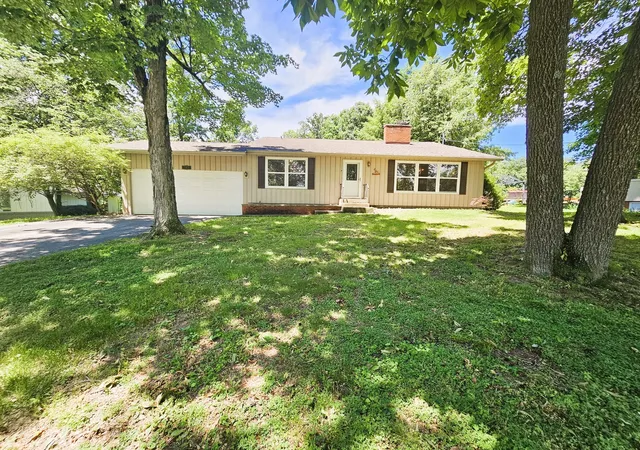 Homes for sale in Mt Vernon, IL | 705 Lake Park Rd, Mt Vernon, IL 62864 | MLS# 12668138