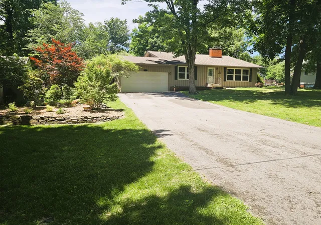 Homes for sale in Mt Vernon, IL | 705 Lake Park Rd, Mt Vernon, IL 62864 | MLS# 12668138