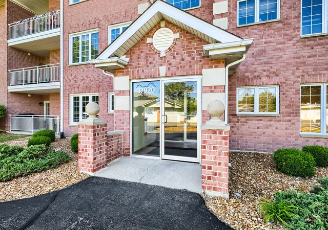Homes for sale in Orland Park, IL | 17920 Settlers Pond Wy #3A, Orland Park, IL 60467 | MLS# 12668263
