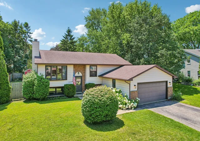Homes for sale in Lindenhurst, IL | 2359 High Point Dr, Lindenhurst, IL 60046 | MLS# 12668396
