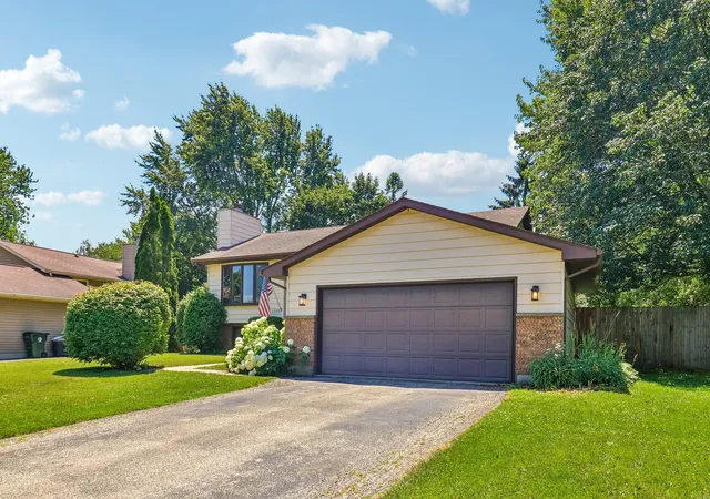 Homes for sale in Lindenhurst, IL | 2359 High Point Dr, Lindenhurst, IL 60046 | MLS# 12668396