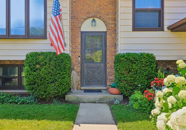 Homes for sale in Lindenhurst, IL | 2359 High Point Dr, Lindenhurst, IL 60046 | MLS# 12668396