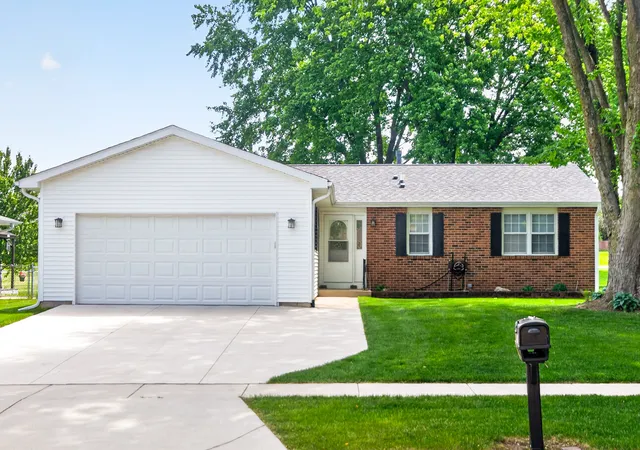 Homes for sale in Sycamore, IL | 1526 Pebblewood Dr, Sycamore, IL 60178 | MLS# 12668424