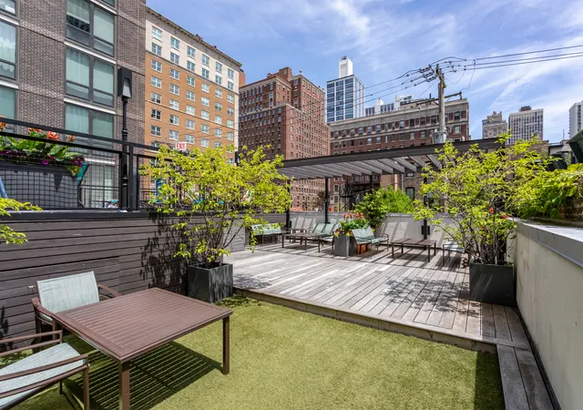 2nd image of 21 W Goethe St, Chicago, IL 60610
