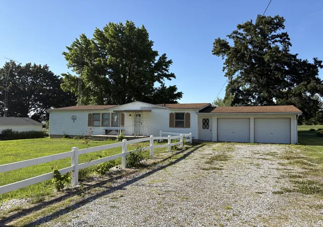 Homes for sale in Centralia, IL | 173 Greenview Rd, Centralia, IL 62801 | MLS# 12669028