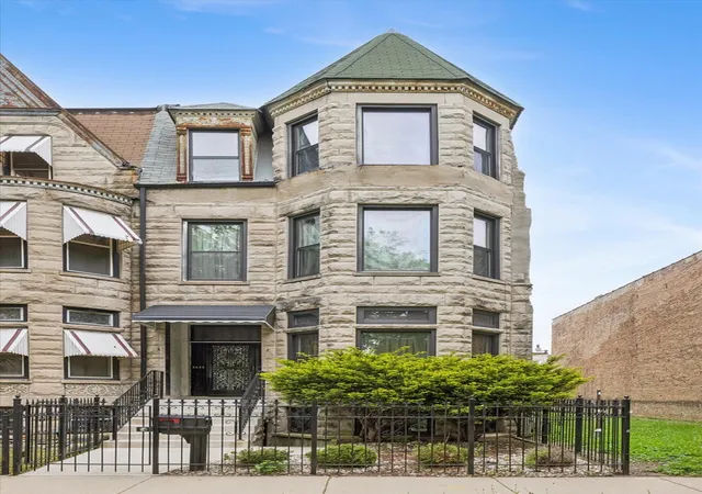 Homes for sale in Chicago, IL | 3633 S Giles Ave, Chicago, IL 60653 | MLS# 12669141