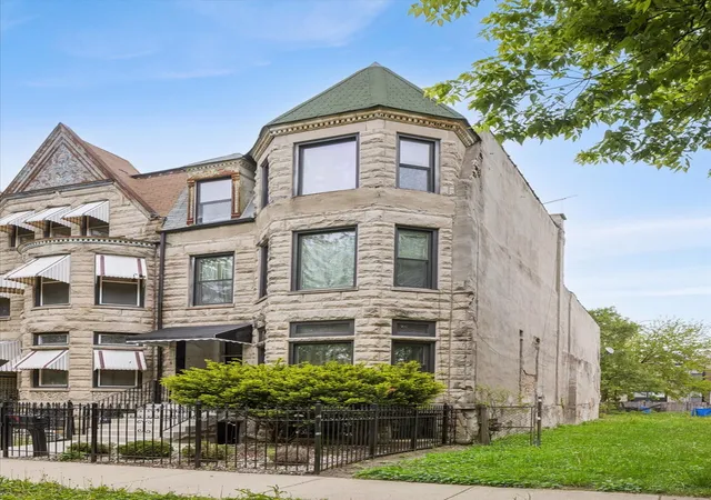 Homes for sale in Chicago, IL | 3633 S Giles Ave, Chicago, IL 60653 | MLS# 12669141