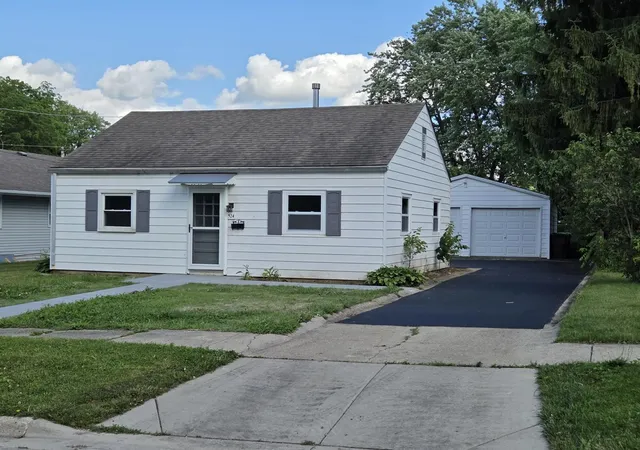 Homes for sale in Woodstock, IL | 524 Amsterdam St, Woodstock, IL 60098 | MLS# 12669235
