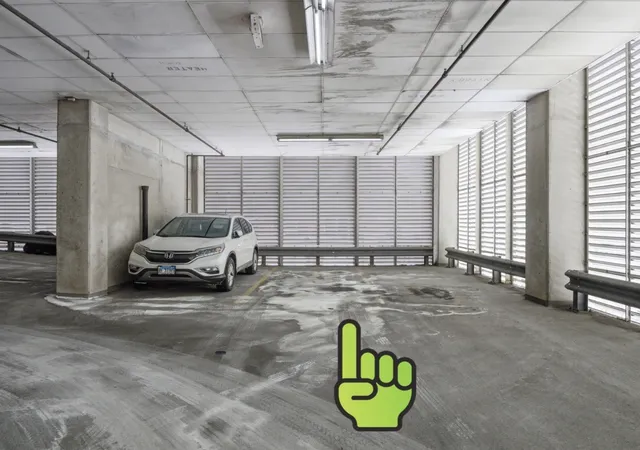2nd image of 700 W Van Buren St, Chicago, IL 60607