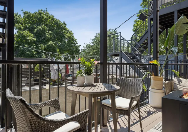 Homes for sale in Chicago, IL | 1039 W Grace Street, Chicago, IL 60613 | Houzeo