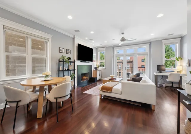 Homes for sale in Chicago, IL | 1039 W Grace St #2, Chicago, IL 60613 | MLS# 12669360