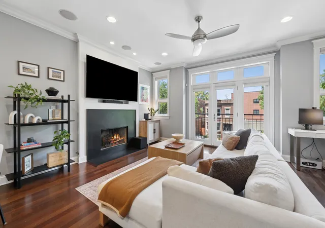 Homes for sale in Chicago, IL | 1039 W Grace St #2, Chicago, IL 60613 | MLS# 12669360