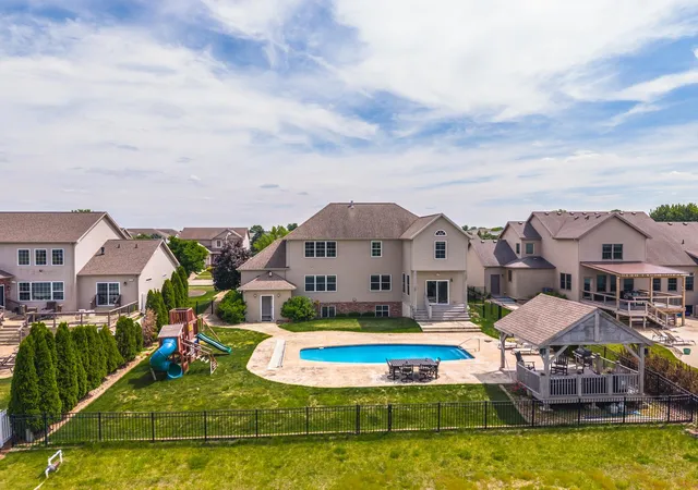 Homes for sale in Bloomington, IL | 3618 Pamela Dr, Bloomington, IL 61704 | MLS# 12669414