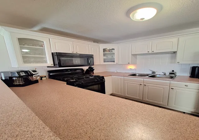 5th image of 2211 S Stewart Ave, Lombard, IL 60148