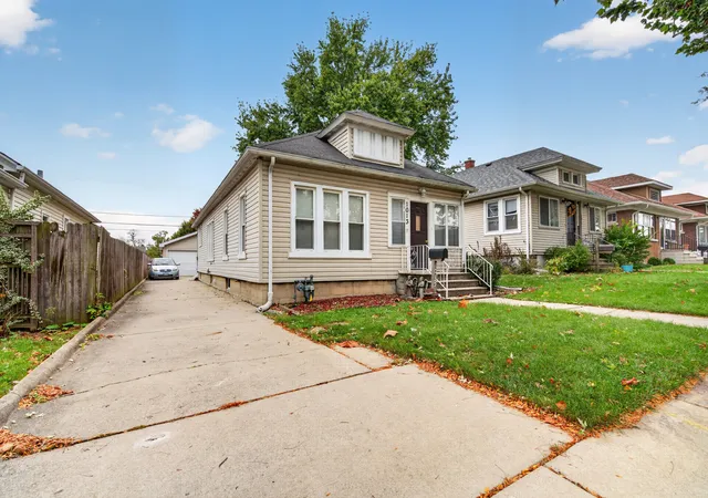 Photo 2 of Single family home for sale at 1013 N Prairie Ave, Joliet, IL 60435 | MLS# 12669475 | Listing updated on 2026-10-23