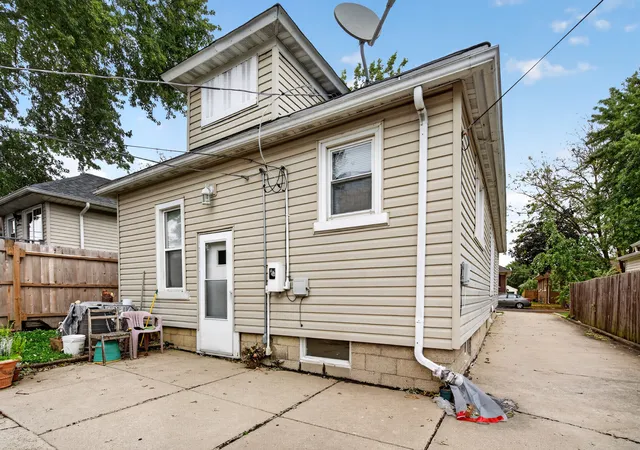 Photo 3 of Single family home for sale at 1013 N Prairie Ave, Joliet, IL 60435 | MLS# 12669475 | Listing updated on 2026-10-23