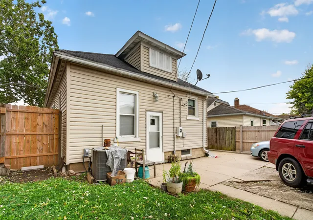 Photo 3 of Single family home for sale at 1013 N Prairie Ave, Joliet, IL 60435 | MLS# 12669475 | Listing updated on 2026-10-23