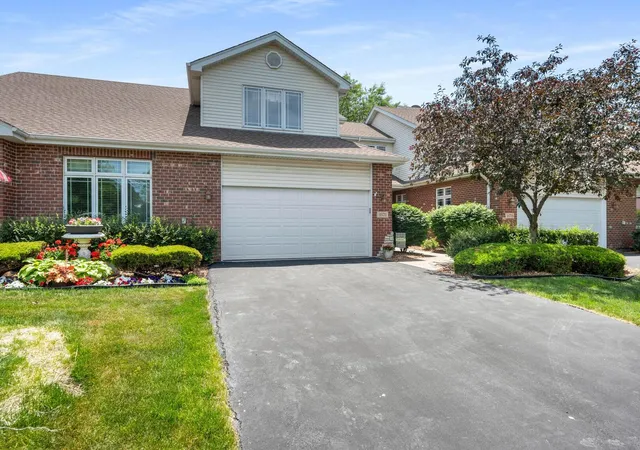 Homes for sale in Mokena, IL | 10711 Canterbury Dr, Mokena, IL 60448 | MLS# 12669501