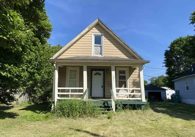 Homes for sale in Galesburg, IL | 1011 Lincoln St, Galesburg, IL 61401 | MLS# 12669542