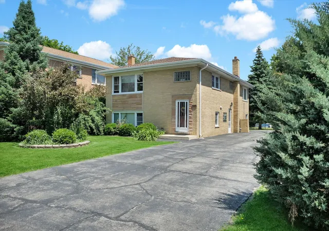 2nd image of 227 S Hale St, Addison, IL 60101 | MLS# 12669582