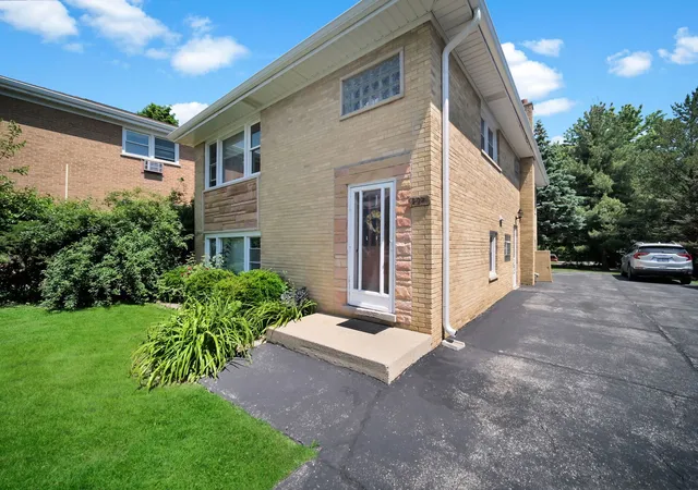 3rd image of 227 S Hale St, Addison, IL 60101 | MLS# 12669582