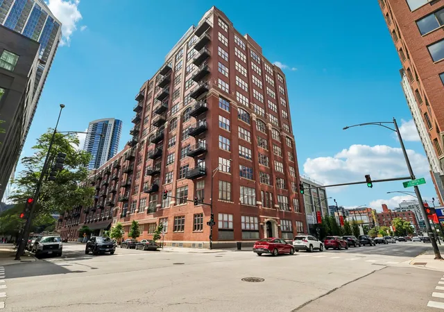 Homes for sale in Chicago, IL | 360 W Illinois St, Chicago, IL 60654