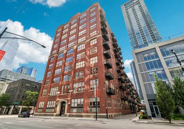 Homes for sale in Chicago, IL | 360 W Illinois St, Chicago, IL 60654