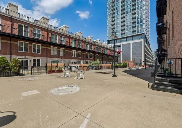 Homes for sale in Chicago, IL | 360 W Illinois Street, Chicago, IL 60654 | Houzeo