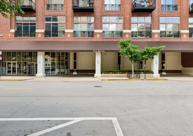 Homes for sale in Chicago, IL | 360 W Illinois St, Chicago, IL 60654