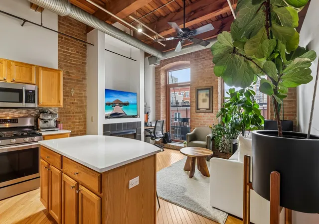 Homes for sale in Chicago, IL | 360 W Illinois St, Chicago, IL 60654