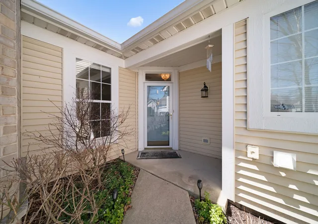 Homes for sale in Grayslake, IL | 2370 Carillon Dr, Grayslake, IL 60030 | MLS# 12669922