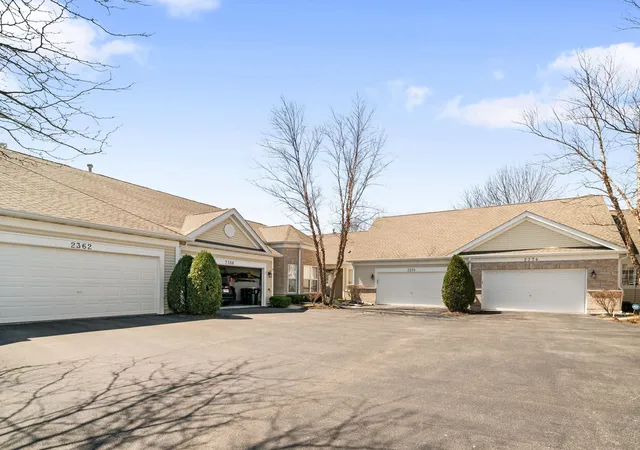 Homes for sale in Grayslake, IL | 2370 Carillon Dr, Grayslake, IL 60030 | MLS# 12669922
