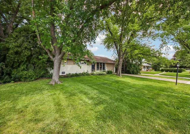 2nd image of 320 Illinois Blvd, Hoffman Estates, IL 60169 | MLS# 12670113
