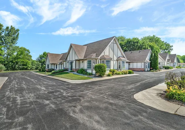 2nd image of 1820 Willow Cir Dr, Crest Hill, IL 60403