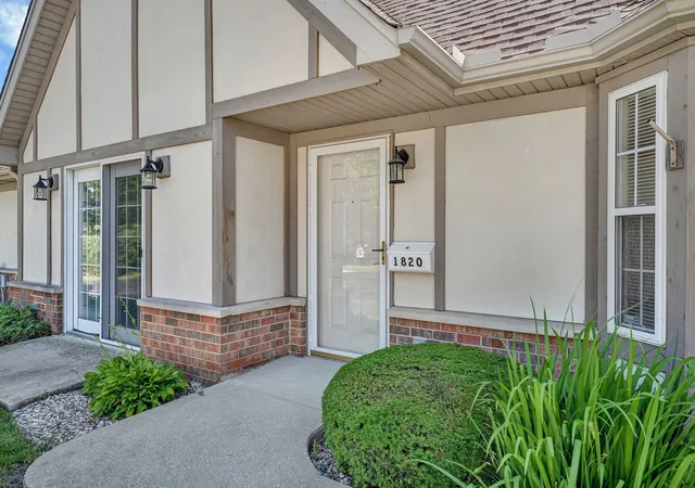 4th image of 1820 Willow Cir Dr, Crest Hill, IL 60403
