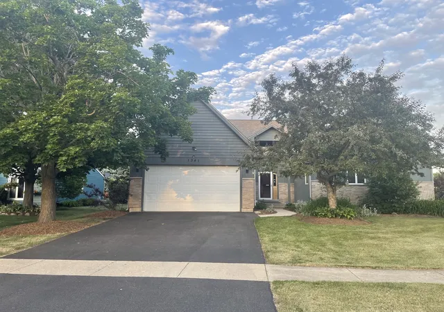 Homes for sale in Woodstock, IL | 1341 Portage Ln, Woodstock, IL 60098 | MLS# 12670163