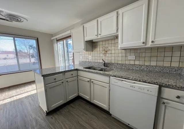 5th image of 7030 Barrington Ct, Woodridge, IL 60517
