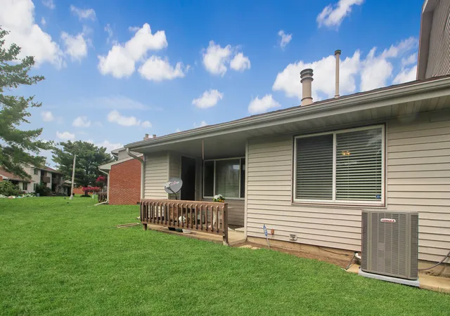 Homes for sale in Champaign, IL | 915 Laura Drive, Champaign, IL 61822 | Houzeo
