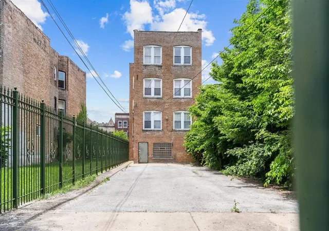 Homes for sale in Chicago, IL | 5321 S Michigan Avenue, Chicago, IL 60615 | Houzeo