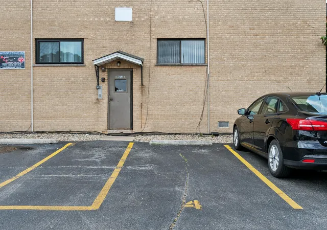 Homes for sale in Chicago Ridge, IL | 9654 Nottingham Avenue, Chicago Ridge, IL 60415 | Houzeo